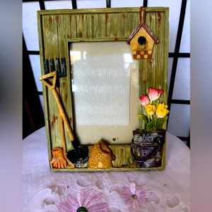 Vintage Ceramic picture Frame 4x6 picture, in the garden theme